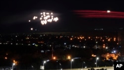 Ukrajinska protivazdušna odbrana zaustavila dronove u nemilosrdnom talasu bombardovanja Kijeva. Ukrajina, 30. maj, 2023. (Foto: AP / Evgenij Maloleta).