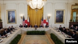 Presiden AS Joe Biden menjamu Presiden Filipina Ferdinand Marcos Jr. dan Perdana Menteri Jepang Fumio Kishida pada pertemuan puncak trilateral di Gedung Putih, Washington, D.C., 11 April 2024. (REUTERS/Kevin Lamarque)