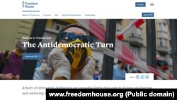 Naslovna strana izveštaja "Zemlje u tranziciji 2021 - Antidemokratski zaokret", nevladine organizacije Fridom haus (Foto: www.freedomhouse.org)