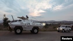 Sebuah kendaraan pasukan perdamaian PBB di Lebanon (UNIFIL) bersiaga di Desa Kfar Kila dekat perbatasan dengan Israel, di bagian selatan Lebanon, 7 Oktober 2023. (Foto: Aziz Taher/Reuters)