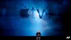 CEO Apple Tim Cook memberikan keterangan di Steve Jobs Theatre di Cupertino, California, dalam peluncuran produk terbaru Apple TV+, 25 Maret 2019. (AP Photo / Tony Avelar)