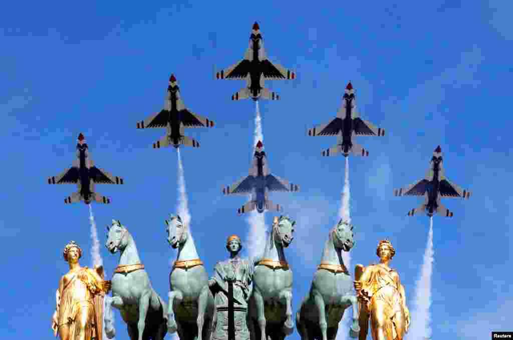 法国国庆节,美国空军的雷鸟战机飞过巴黎的卡鲁索凯旋门上空(2017年7月14日)。