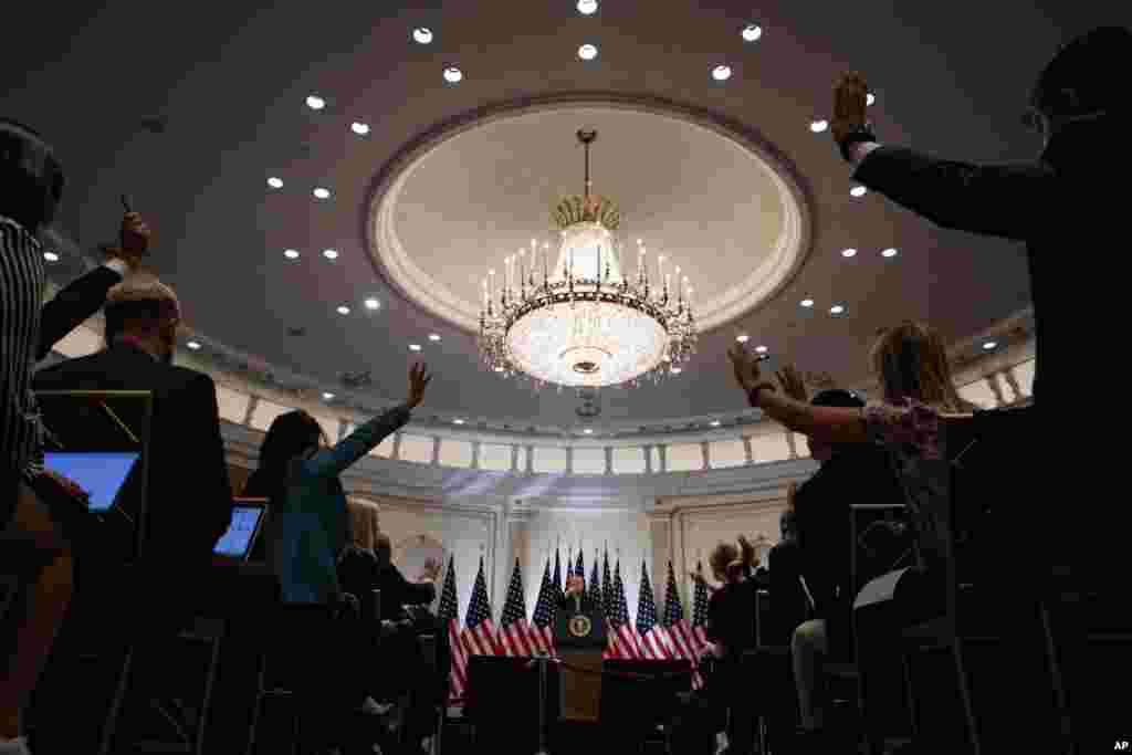 2015年9月26日,在纽约联合国大会期间,总统特朗普在新闻发布会上讲话时,记者举手提问。