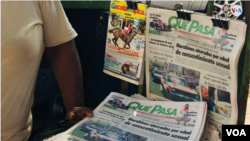 Koran-koran di sebuah kios di Venezuela.