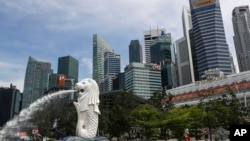 资料照片:新加坡滨海湾的鱼尾狮雕像。