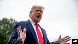 特朗普总统在白宫南草坪对媒体发表讲话，随后登上“海军陆战队一号”前往马里兰州安德鲁斯联合基地，然后前往佛罗里达州。（2019年10月3日）