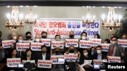 在亚特兰大发生致命枪击事件后,亚特兰大韩裔美国人反亚裔仇恨犯罪委员会的成员在一家韩国餐厅前合影。(2021年3月18日)