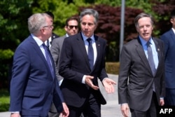 Menteri Luar Negeri AS Antony Blinken (tengah), Duta Besar AS untuk China Nicholas Burns (kanan) dan Konsul Jenderal di Konsulat Jenderal AS di Shanghai Scott Walker (kiri) berjalan di Shanghai pada 25 April 2024. (Foto: AFP )