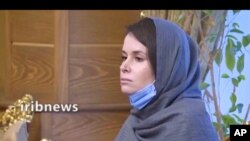 2020年11月25日出现在伊朗国家电视台播放的视频中的凯利·摩尔-吉尔伯特。