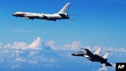 中国与日本军机近距离并飞引发擦枪走火忧虑。（美联社资料图）