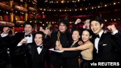 Sutradara Bong Joon Ho dan para pemeran dalam film "Parasite" berpose di acara penghargaan Academy Awards ke-92 di Hollywood, Los Angeles, California, 9 Februari 2020. 