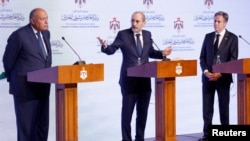 រដ្ឋមន្ត្រីការបរទេសអាមេរិកលោក Antony Blinken រដ្ឋមន្ត្រីការបរទេសអេហ្ស៊ីបលោក Sameh Shoukry និងរដ្ឋមន្ត្រីការបរទេសហ៊្សកដានីលោក Ayman Safadi ធ្វើសន្និសីទសារព័ត៌មានរួមគ្នាអំពីជម្លោះអ៊ីស្រាអែលនិងហាម៉ាស់ នៅរដ្ឋធានីអាម៉ាន ប្រទេសហ៊្សកដានី កាលពីថ្ងៃទី៤ ខែវិច្ឆិកា ឆ្នាំ២០២៣។