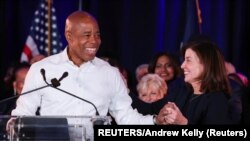 Erik Adams, izabrani gradonačelnik Njujorka, proslavlja izbornu pobedu (Foto: REUTERS/Andrew Kelly)