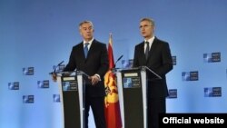 Predsjednik Crne Gore Milo Đukanović i generalni sekretar NATO-a Jens Stoltenberg na konferenciji za novinare u Briselu (rtcg.me)