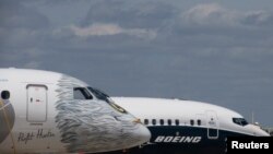Sebuah pesawat Boeing 737 MAX dan Embraer E190-E2 tampak di pameran dirgantara Paris Air Show ke-52 di Bandara Le Bourget dekat Paris, Perancis, 16 Juni 2017,