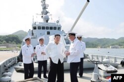 Pemimpin Korea Utara Kim Jong Un mengunjungi Armada Laut Timur di lokasi yang tidak disebutkan, 21 Agustus 2023. (Foto: KCNA via KNS/AFP)