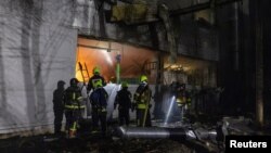 Vatrogasci na terenu posle ruskog raketnog napada u kojem je pogođen sistem za prečišćavanje vode, u Kramatorsku, u Ukrajini, 20. februara 2024. (Foto: Reuters/Thomas Peter)