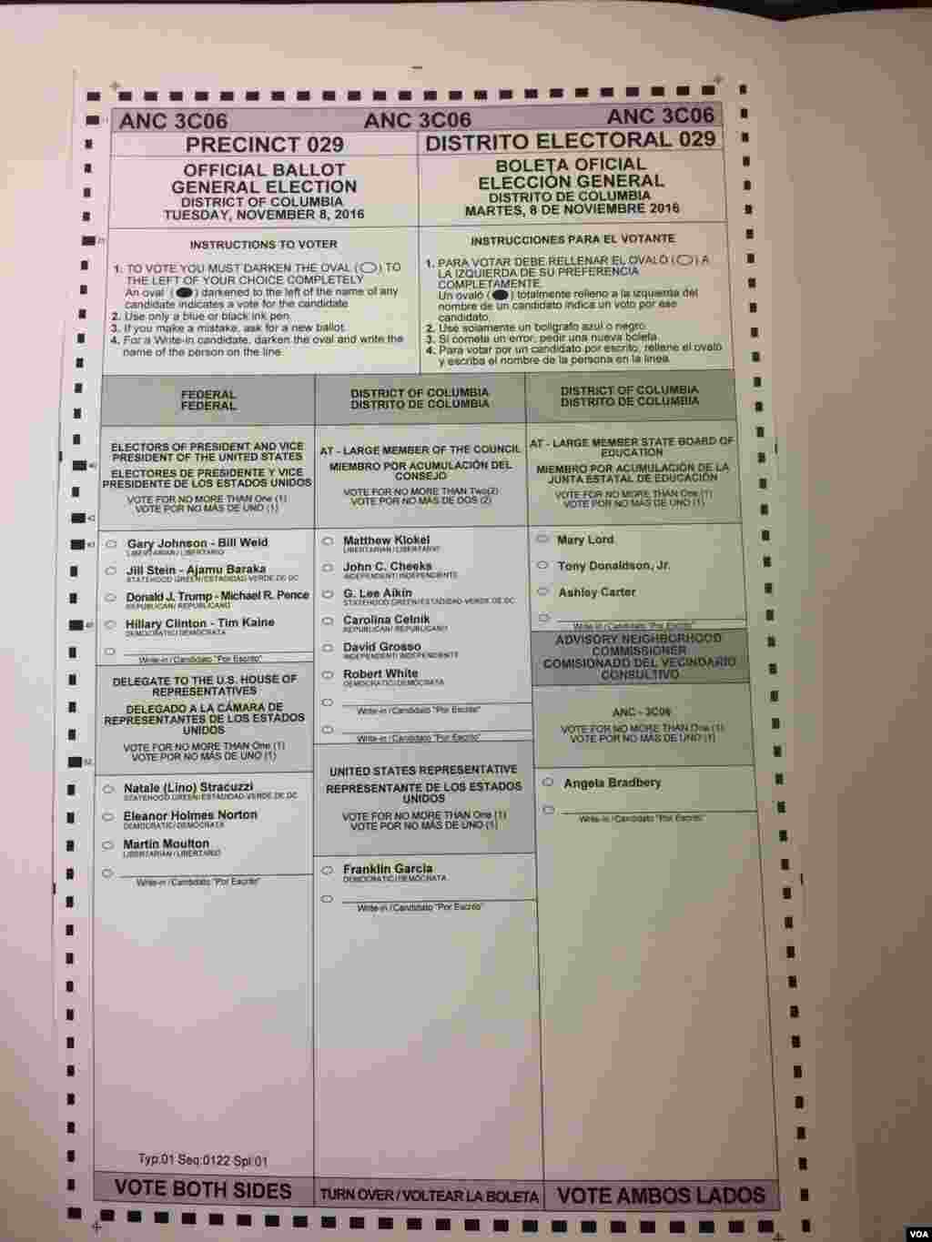美国大选选票长啥样儿?美国之音为您展示四个州的样票。有些州不允许拍选票,所以我们为您秀样票是合法滴(美国之音燕青拍摄)