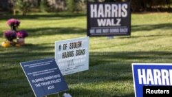 Znakovi podrške Kamali Haris u dvorištu Lise Smit u Indijanapolisu. Na jednoj od tabli Smit zapisuje kolko su joj znakova do sada ukrali. (Foto: Reuters/Chris Bergin)