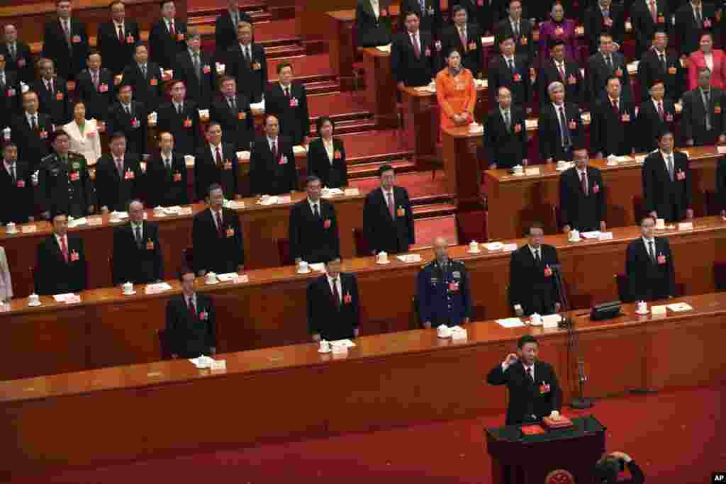 中国国家主席和国家军委主席习近平2018年3月17日在全国人大全体会议上当选连任,宣誓就职。他后面的人大主席团成员中有许其亮上将和常万全上将。照片上没有其他穿军装的人。