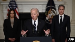 2023年10月10日，美国总统乔·拜登与副总统卡马拉·哈里斯(左)和国务卿安东尼·布林肯(右)在华盛顿特区白宫国宴厅谈论对以色列的袭击。 拜登周二表示，哈马斯对以色列的袭击是“彻头彻尾的邪恶”。 美国国务院表示，国务卿布林肯周三前往以色列，传达“团结和支持的信息”。 (法新社图片)