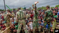 罗兴亚难民等待领取援助物资，孟加拉国战士维持秩序 (2017年9月28日)