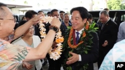 Presiden Taiwan Lai Ching-te (kanan) menerima kalung rangkaian bunga dari anggota komunitas Taiwan Aemrika di Hotel Kahala di Honolulu, Hawaii, Sabtu, 30 November 2024. (Foto: Marco Garcia/AP Photo)