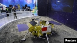 中国国际航空航天展也称珠海航展上展出的中国“嫦娥四号”月球登陆器模型（2018年11月6日）