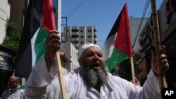Seorang warga Palestina membawa bendera negaranya dalam aksi solidaritas terhadap Yerusalem, di Khan Younis, Jalur Gaza, pada 9 September 2022. (Foto: AP/Adel Hana)
