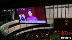 香港特首林郑月娥在立法会的会议上回答问题。（2022年1月12日）