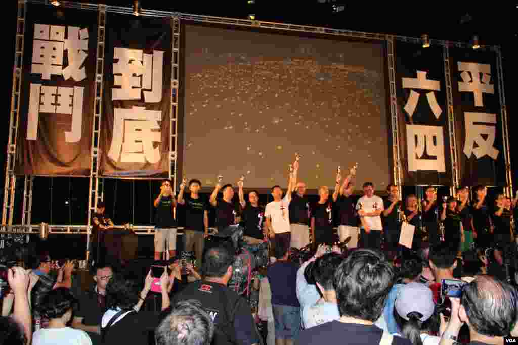 纪念六四25周年香港维园烛光晚会(美国之音图片/海彦拍摄)