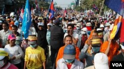Some of the tens of thousands of Cambodians who marched along Phnom Penh's Monivong Boulevard calling for Hun Sen to resign. (R. Carmichael/VOA) 