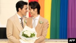 គូស្រករ​ស្រឡាញ់​ភេទ​ដូចគ្នា​ថតរូប​នៅ​ទីក្រុងបាងកក​ប្រទេស​ថៃ​កាលពីថ្ងៃទី​២៣ មករា ឆ្នាំ២០២៥។