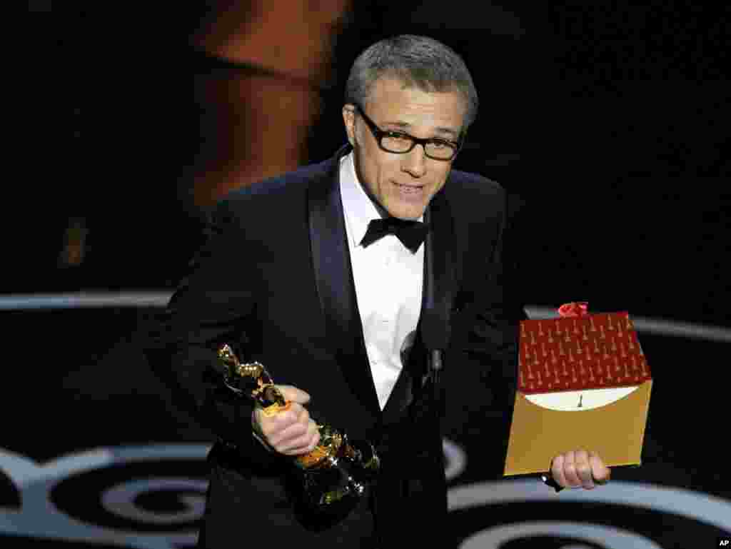 Diễn viên Christoph Waltz nhận giải thưởng nam diễn viên phụ xuất sắc nhất trong cho phim Django Unchained.