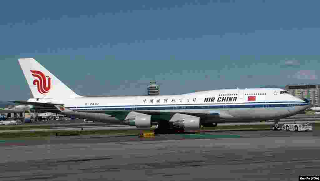 中国国际航空公司的航班飞机 (美国之音国符拍摄)。2018年,为帮助在中国大陆的台湾人返乡过春节,中国国航在2月11日至15日连续五天加开重庆飞往台湾的航班,并且使用宽体飞机帮助疏运。 此前,台湾航空当局拒绝了两家中国航空公司关于在农历新年期间增加航班的申请。关于这件事,本图集后面有更多的说明。