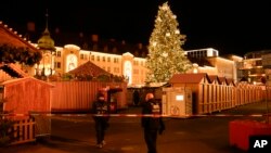 在德国马格德堡发生汽车撞入圣诞节市场事件后，保安人员守卫在被封锁的案发现场。(2024年12月20日)