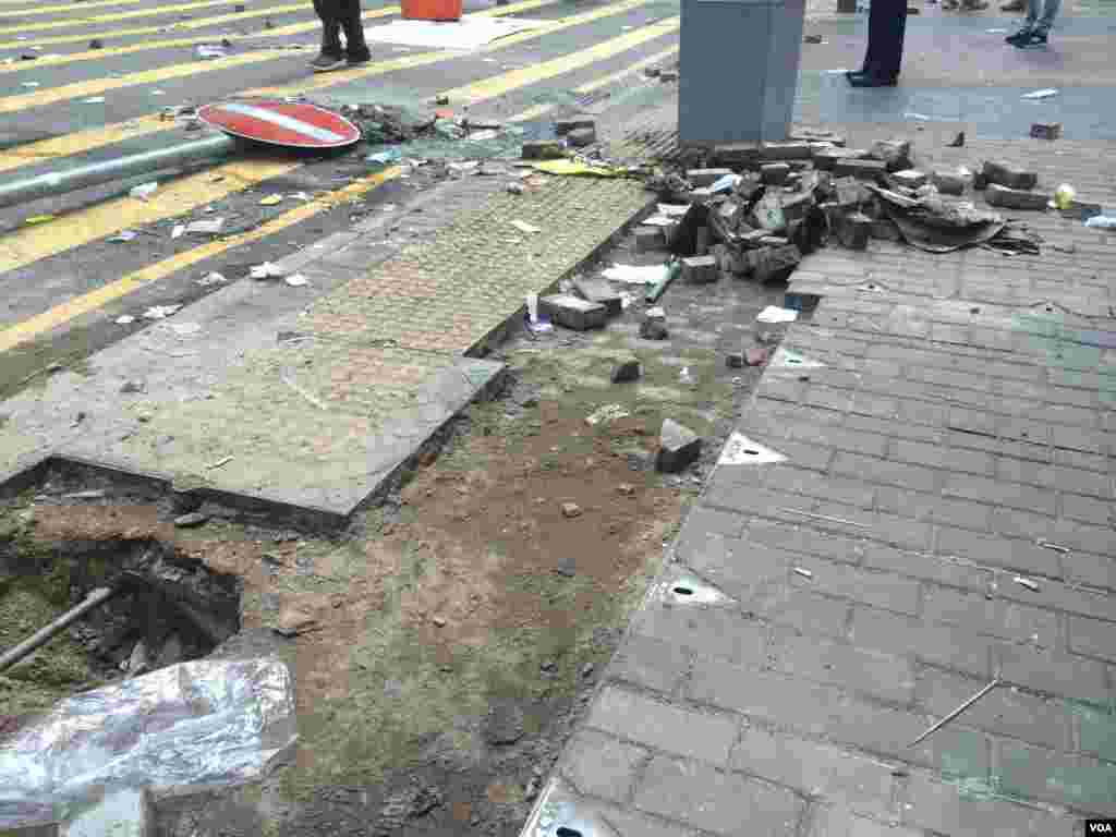 旺角街头夜市大年初一晚爆发激烈警民冲突(美国之音谭嘉琪拍摄)