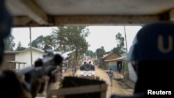 Des soldats de la paix de la MONUSCO patrouillent en direction du camp de déplacés de Kigonze à Bunia, en Ituri, le 2 mars 2023.