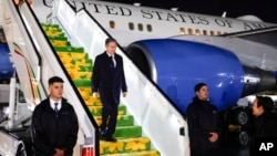 ລັດຖະມົນຕີການຕ່າງປະເທດສະຫະລັດ ແອນໂຕນີ ບລິງເກັນ ເດີນທາງຮອດສະໜາມບິນສາກົນ ໂບເລ ໃນນະຄອນຫຼວງອາດິສອາບາບາ ຂອງເອທິໂອເປຍ, ວັນທີ 14 ມີນາ 2023, ເພື່ອການຢ້ຽມຢາມຢ່າງເປັນທາງການ. 