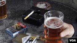 Peringatan pemerintah mengenai bahaya merokok bagi kesehatan terpampang jelas di kotak pembungkus rokok yang tergeletak di sebuah pub lokal di Sidney, Australia (Foto: dok).