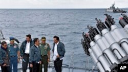 印度尼西亚总统佐科和官员在军舰上（2016年6月23日）