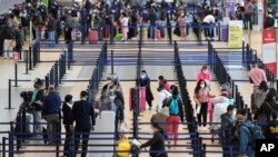 Penumpang sedang melakukan check-in di Bandara Internasional Jorge Chavez di Callao, Peru, Senin, 5 Oktober 2020. (Foto: AP)