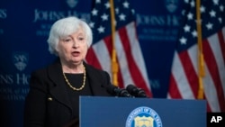 Menteri Keuangan Janet Yellen berbicara tentang hubungan ekonomi AS-China di Johns Hopkins University School of Advanced International Studies, Washington, 20 April 2023. (AP/Manuel Balce Ceneta)