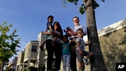 一个年轻美国家庭购买房子。(资料图片)