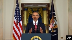 Seorang penari dari sekolah samba Mangueira ikut parade karnaval di Sambadrome, Rio de Janeiro, Brazil.