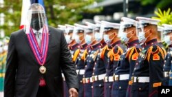 美国国防部长奥斯汀在菲律宾马尼拉都会区的奎松市的阿奎纳尔多营检阅仪仗队。(2021年7月30日)