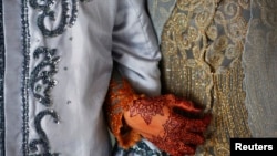 Seorang perempuan dan suaminya setelah akad nikah di masjid di Banda Aceh, 9 Desember 2012. (Foto: Reuters)