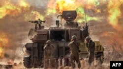 Tentara Israel melepaskan tembakan di dekat perbatasan dengan Gaza di Israel selatan pada 11 Oktober 2023. Israel menyatakan perang terhadap Hamas pada 8 Oktober menyusul serangan mendadak baik kelompok itu. (Foto: AFP)