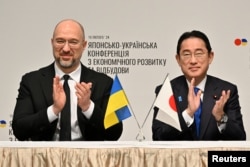 រូបឯកសារ៖ នាយករដ្ឋមន្ត្រី​អ៊ុយក្រែនលោក Denys Shmyhal និងនាយករដ្ឋមន្ត្រី​ជប៉ុន​លោក Fumio Kishida ចូលរួម​ពិធី​ចុះហត្ថលេខាលើអនុស្សរណៈ​រួមគ្នា​ នៅទីក្រុង​តូក្យូ ប្រទេសជប៉ុន កាលពីថ្ងៃទី១៩ ខែកុម្ភៈ ឆ្នាំ២០២៤។