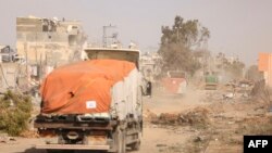 Sejumlah truk bantuan kemanusiaan memasuki Jalur Gaza hari Minggu (26/11). 